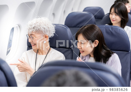 飛行機で移動をする乗客 98385626