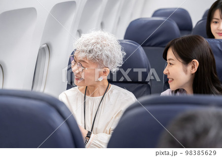 飛行機で移動をする乗客 98385629