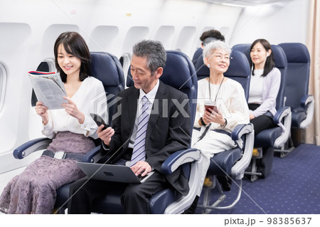 飛行機で移動をする乗客 98385637