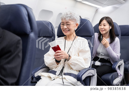 飛行機で移動をする乗客 98385638
