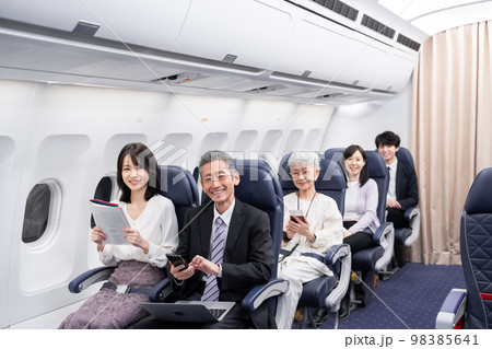 飛行機で移動をする乗客 98385641