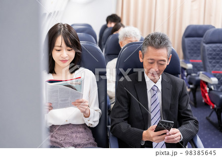 飛行機で移動をする乗客 98385645