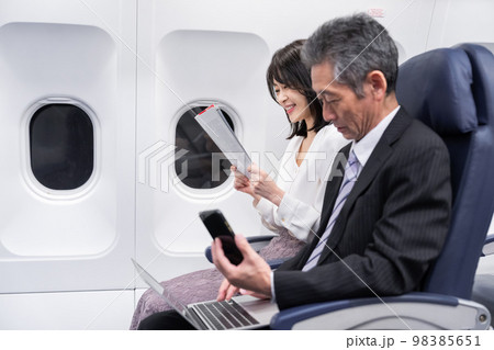 飛行機で移動をする乗客 飛行機で移動をする乗客 98385651