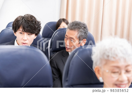 飛行機で移動をする乗客 飛行機で移動をする乗客 98385652