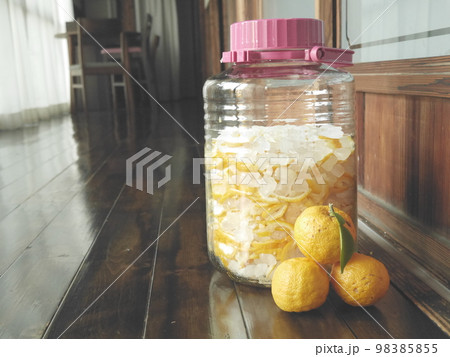 保存瓶に入った柚子と氷砂糖 保存瓶に入った柚子と氷砂糖 98385855