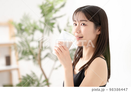 プロテインを持つ女性　運動　ダイエット 98386447