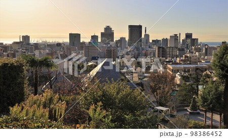 早朝の神戸市街地（兵庫県神戸市中央区） 98386452