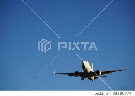 空飛ぶ飛行機 98386774