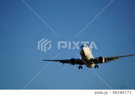 空飛ぶ飛行機 98386775