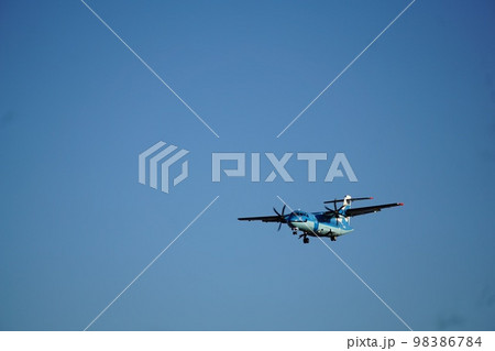 空飛ぶ飛行機 98386784