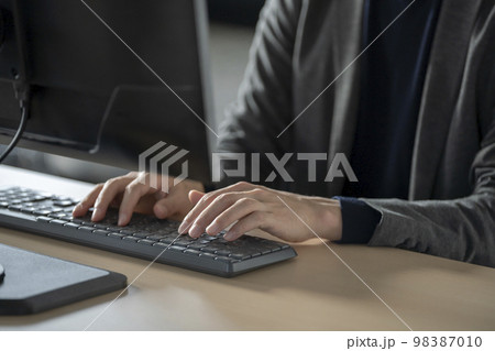 PCのキーボードで入力をする30代の男性の手元 PCのキーボードで入力をする30代の男性の手元 98387010