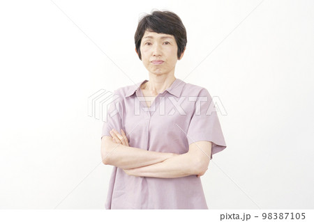 怒る中年女性　白背景 98387105