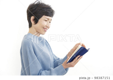 読書する中年女性 白背景 読書する中年女性 白背景 98387151
