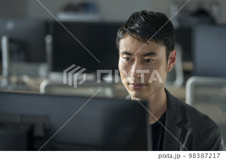 PCのディスプレイを見つめる30代の男性 PCのディスプレイを見つめる30代の男性 98387217