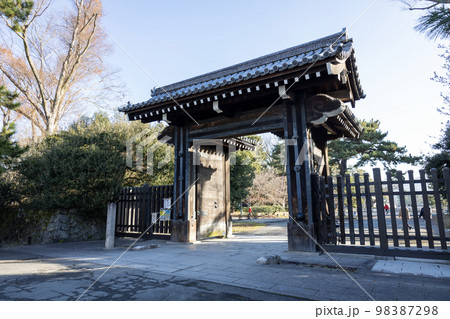 京都御苑の外郭九門の一つ・蛤御門 98387298