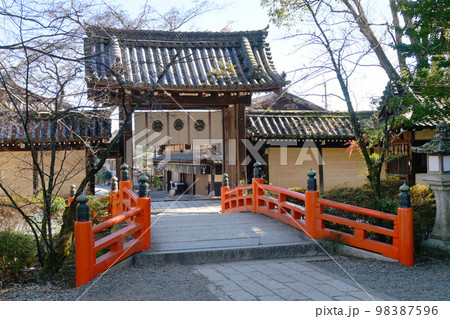 1月の京都市北区 今宮神社の東門と神橋 1月の京都市北区 今宮神社の東門と神橋 98387596