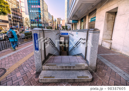 日本の横浜都市景観 1月・横浜市営地下鉄ブルーライン横浜駅出入口7=1月18日 日本の横浜都市景観 1月・横浜市営地下鉄ブルーライン横浜駅出入口7=1月18日 98387605