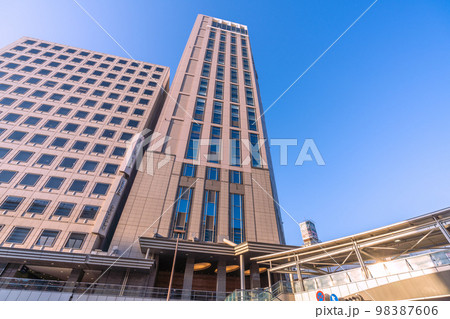 日本の横浜都市景観 1月。冬晴れの広がる横浜駅前の横浜ベイシェラトンホテルなどを望む 日本の横浜都市景観 1月。冬晴れの広がる横浜駅前の横浜ベイシェラトンホテルなどを望む 98387606