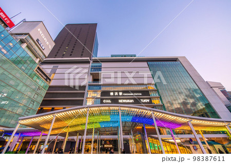 日本の横浜都市景観 横浜駅中央西口広場大屋根のライトアップ。様々な色に変化＝1月18日 98387611