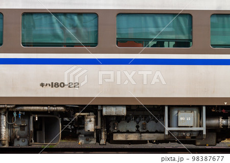 キハ180系気動車の中間車エンジンサイドビュー キハ180系気動車の中間車エンジンサイドビュー 98387677