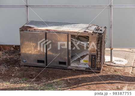 解体工事で撤去した業務用冷蔵庫のフロン回収 98387755