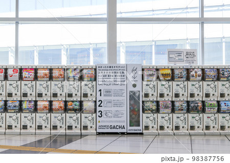 羽田空港第3ターミナル 3F出発フロアーのガチャガチャ 98387756
