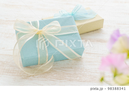 ホワイトデーイメージのプレゼント 98388341