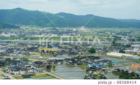 クロスランドタワーの展望台から見た眼下の街並み(富山県小矢部市) クロスランドタワーの展望台から見た眼下の街並み(富山県小矢部市) 98388414