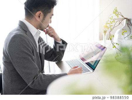 在宅ワーク中の男性 在宅ワーク中の男性 98388550