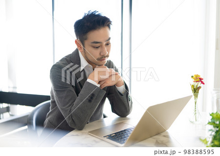 在宅ワーク中の男性 在宅ワーク中の男性 98388595