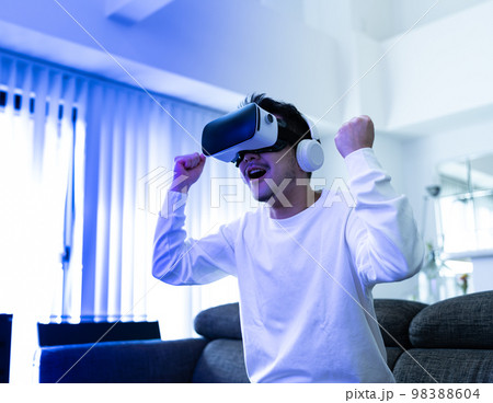 VRコンテンツを楽しむ男性 VRコンテンツを楽しむ男性 98388604