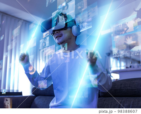 VRコンテンツを楽しむ男性 98388607