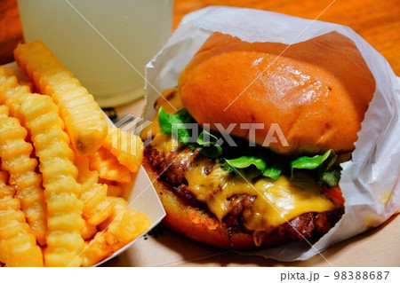 ハンバーガーとポテトフライ 98388687