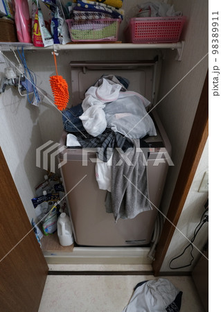 溢れ出る洗濯物 溢れ出る洗濯物 98389911