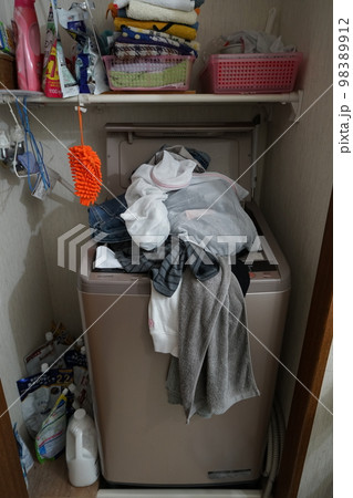 溢れ出る洗濯物 溢れ出る洗濯物 98389912