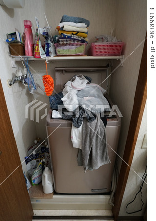 溢れ出る洗濯物 98389913