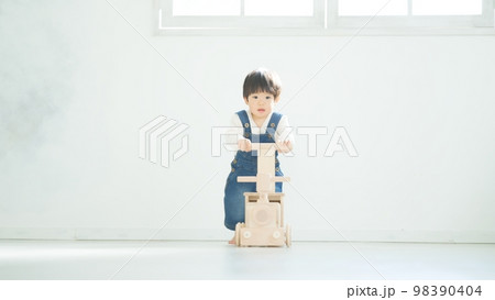ベビーウォーカーを押す2歳の男の子 ベビーウォーカーを押す2歳の男の子 98390404
