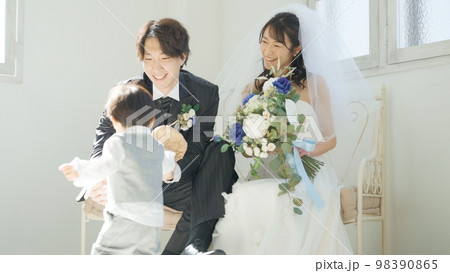 ブーケを渡すフラワーボーイ ブーケを渡すフラワーボーイ 98390865