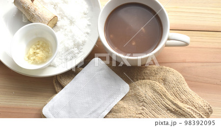 すりおろしたショウガを煮詰めて作った　身体ポカポカ温活ココア 98392095