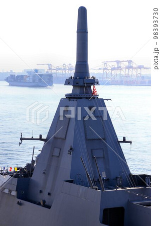 日本の海と空を護る近未来的な多目的護衛艦FFMに搭載された…OPY-2多機能型レーダー 98393730