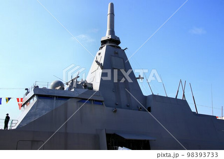 日本の海と空を護る近未来的な多目的護衛艦FFMに搭載された…OPY-2多機能型レーダー 98393733