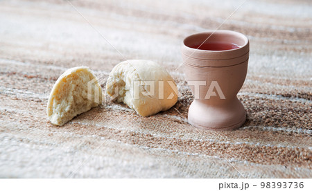 Bread and wine for communion 98393736