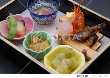 温泉旅館の夕食に出てくる会席料理の前菜 98394026