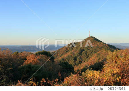鷲尾山 山頂から烏帽子山を眺める 初冬 (高知県 高知市) 鷲尾山 山頂から烏帽子山を眺める 初冬 (高知県 高知市) 98394361