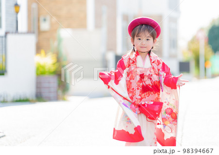 七五三の着物を着た女の子のポートレート 七五三の着物を着た女の子のポートレート 98394667