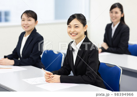 研修を受けるビジネスパーソン 98394966
