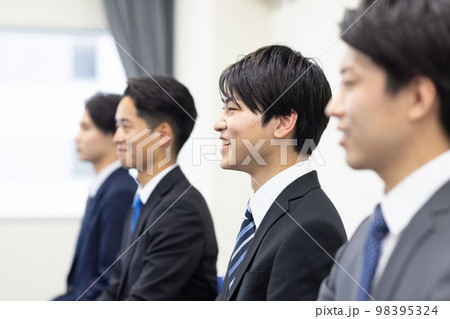 就職活動をするスーツを着た学生 98395324