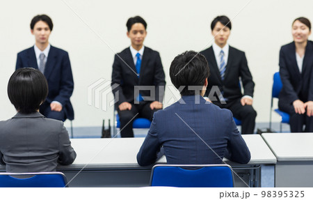 就職活動をするスーツを着た学生 就職活動をするスーツを着た学生 98395325
