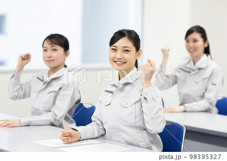 セミナーを受けるス作業着の女性 98395327