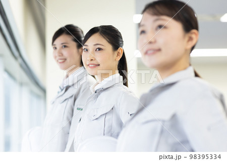 セミナーを受ける作業着の女性 セミナーを受ける作業着の女性 98395334